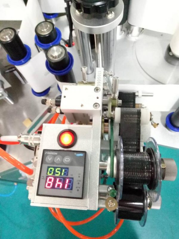 Αυτόματη μηχανή ετικετών αυτοκόλλητων ετικετών διπλής ετικέτας με συσκευή τηλεειδοποίησης και μηχανή κωδικοποίησης