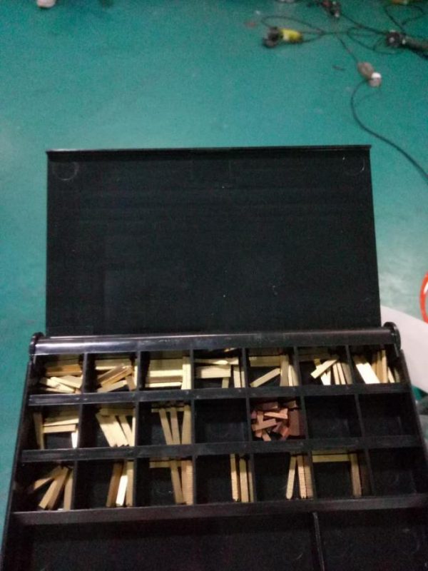 Αυτόματη μηχανή ετικετών αυτοκόλλητων ετικετών διπλής ετικέτας με συσκευή τηλεειδοποίησης και μηχανή κωδικοποίησης