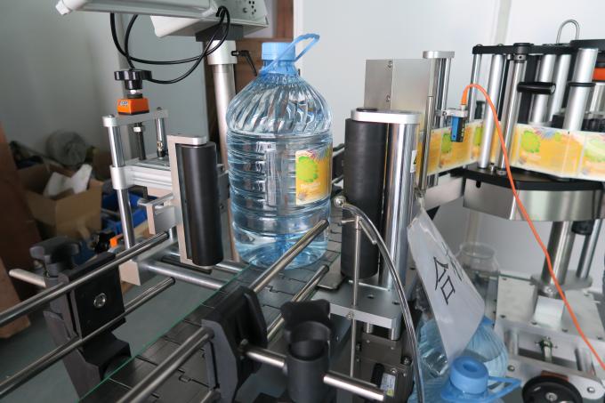 Μηχανή επισήμανσης αυτοκόλλητων ετικεττών 5L πόσιμου νερού στρογγυλών μπουκαλιών, αυτοκόλλητα μηχανήματα αυτοκόλλητων ετικετών