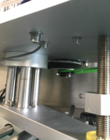 μηχανισμός αυτόματης σήμανσης μπουκαλιών με μηχανές επάνω πιεστηρίων με πιστοποιητικό CE