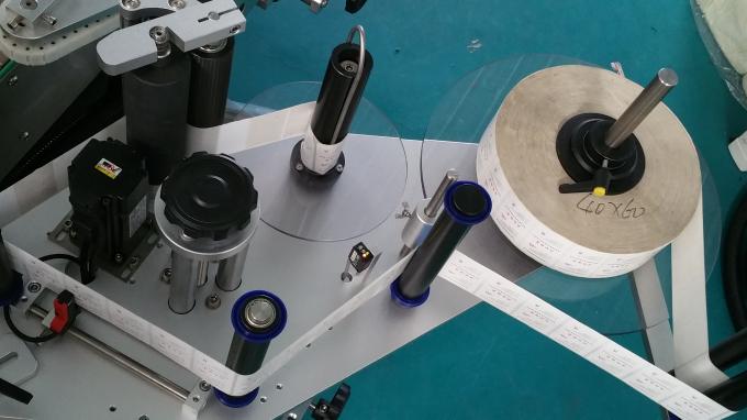 Μηχανή αυτοκόλλητων ετικεττών πλαστικών μπουκαλιών 25 κιλών, μηχανή σήμανσης με σταθερή ταχύτητα μπουκαλιών τροφοδοσίας