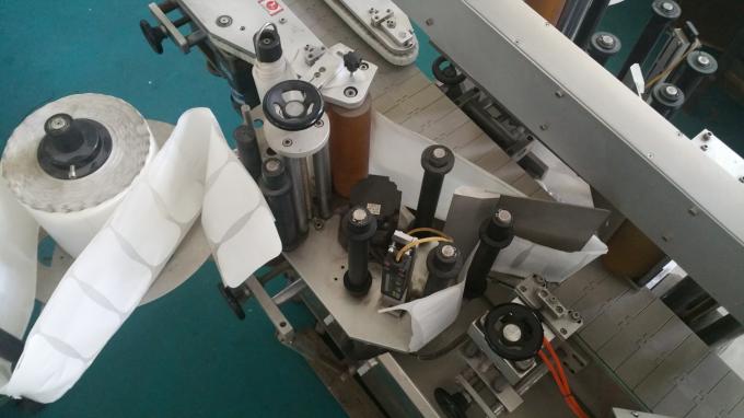 Μηχανή αυτοκόλλητων ετικεττών πλαστικών μπουκαλιών 25 κιλών, μηχανή σήμανσης με σταθερή ταχύτητα μπουκαλιών τροφοδοσίας