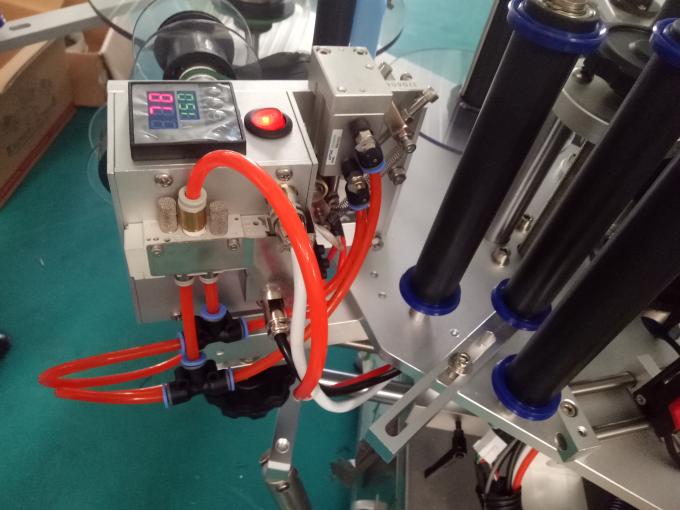 Προσαρμοσμένη μηχανή ετικετών αυτοκόλλητων ετικεττών τριών ή διπλών πλευρών με τη μηχανή κωδικοποίησης