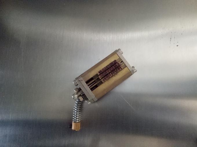 Προσαρμοσμένη μηχανή ετικετών αυτοκόλλητων ετικεττών τριών ή διπλών πλευρών με τη μηχανή κωδικοποίησης