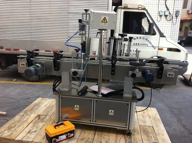 Υψηλής ακρίβειας διπλή ετικέτα στρογγυλό μπουκάλι αυτοκόλλητο ετικέτα μηχανή για αυτοκόλλητη ετικέτα