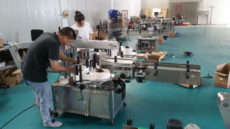 Κίνα Προσαρμοσμένη μηχανή σήμανσης μπουκαλιών νερό, αυτόματη μηχανή ετικετών πάγκων για τις διπλές πλευρές προμηθευτής