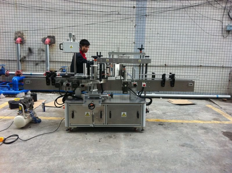 Κίνα Πλήρης αυτόματη αυτοκόλλητη στρογγυλή μηχανή σήμανσης μπουκαλιών για εμπρός και πίσω μπουκάλια Pet